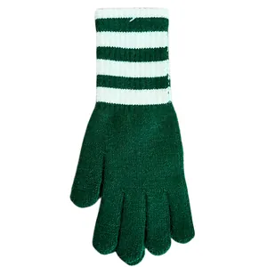 Guanti invernali in maglia verdi da donna con polsini a righe bianche, accessorio caldo.