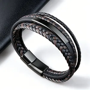 Détail d'un bracelet en cuir tressé multicouche avec un fermoir magnétique noir poli