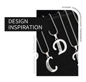 Gros plan détaillé de colliers pendentifs alphabet argentés avec strass brillants