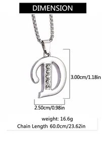 Vue détaillée du collier pendentif lettre D en argent avec strass et dimensions.