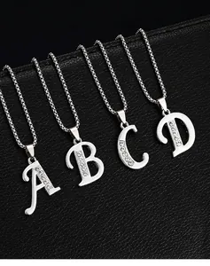 Vue détaillée des colliers lettre argent A-D avec incrustations de strass brillants.