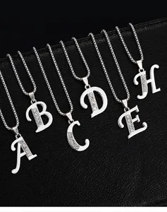 Vue détaillée de colliers argentés ornés de pendentifs alphabet sertis de strass