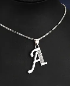 Vue détaillée du collier pendentif lettre A argenté avec strass et dimensions précises