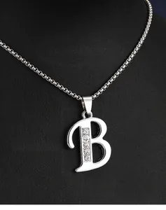 Vue macro détaillée du collier avec pendentif lettre B en strass et ses dimensions