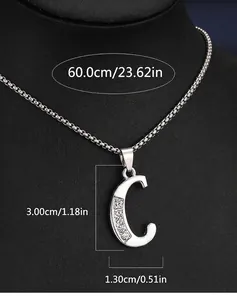 Vue détaillée d'un pendentif lettre C en argent avec strass sur une chaîne vénitienne