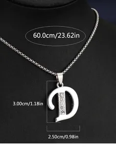 Détail du collier avec pendentif lettre D en strass argenté et ses dimensions.