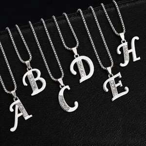 Colliers avec pendentifs de lettres initiales en strass argentés sur fond en cuir noir