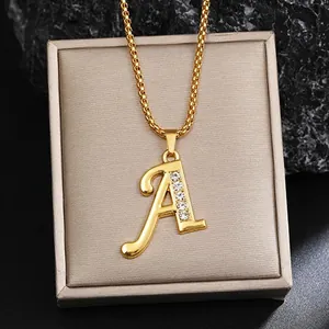 Élégant collier pendentif lettre A en plaqué or orné de brillants zircons pour un look chic