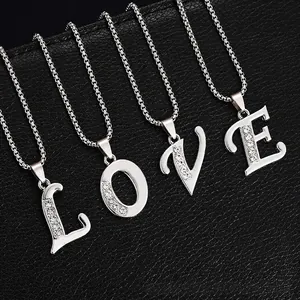 Collier élégant à initiales en strass épelant LOVE sur un fond de cuir noir texturé