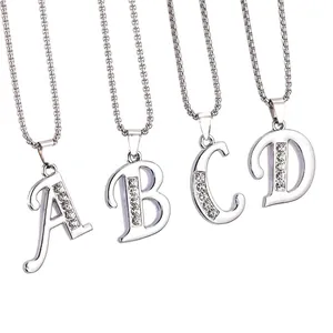 Colliers élégants avec initiales en strass argentés et pendentifs lettres A B C D