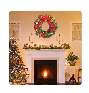 Vue détaillée d'une couronne de Noël avec un nœud rouge au-dessus d'une cheminée
