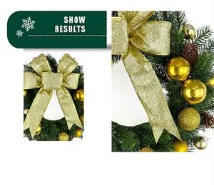 Gros plan sur le nœud doré scintillant et les boules d'une couronne de Noël