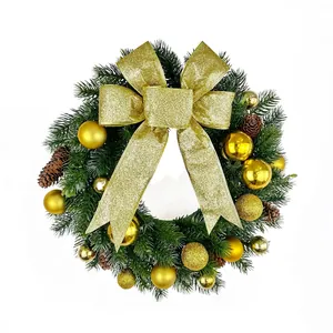 Couronne de Noël festive avec nœud doré et ornements pour décoration de porte.