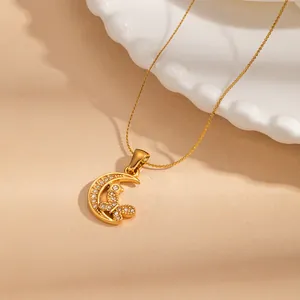 Elegante goldene Halskette mit Schmetterling und Mondanhänger aus Zirkonia-Stein