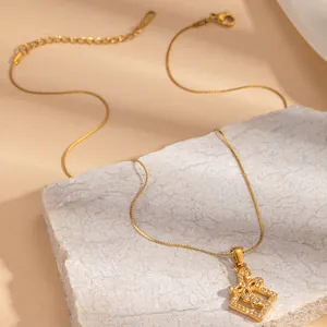 Elegante vergoldete Edelstahlkette mit Schmetterling-Zirkonia-Anhänger für Damen.