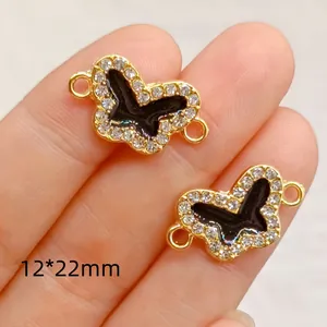 Detailansicht vergoldeter Schmetterlingsanhänger mit schwarzer Emaille und Strass, 12x22mm