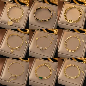 Sélection de bracelets en acier titane doré avec divers charms et designs de chaîne