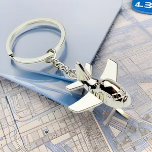 Portachiavi aereo in metallo argento lucido con un elegante design aeronautico.