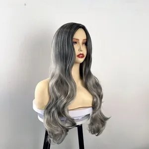 Vue détaillée de perruque synthétique longue ondulée avec dégradé noir et gris sur mannequin