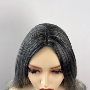 Gros plan d'une perruque synthétique longue ondulée avec dégradé noir à gris.