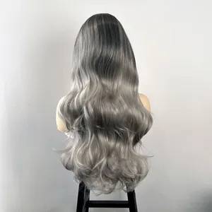 Vue détaillée arrière d'une perruque synthétique longue ondulée avec dégradé noir gris