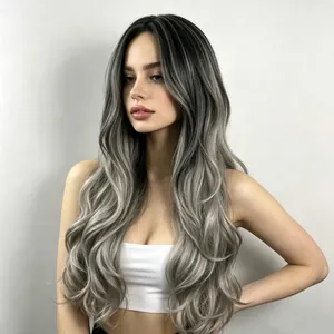 Détail d'une perruque synthétique longue et ondulée avec dégradé gris et noir