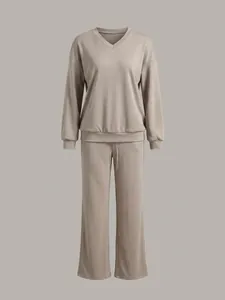 Vista completa di un set da casa beige minimalista con scollo a V su un manichino sartoriale