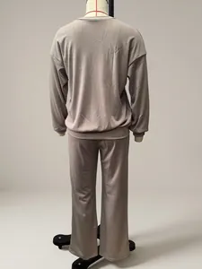 Vista posteriore del completo da relax in due pezzi da donna a tinta unita con maglia.