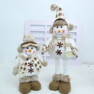 Paire de bonshommes de neige en peluche avec bonnets et écharpes pour décor de Noël