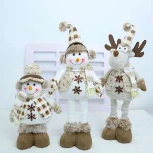Vue détaillée de trois poupées de Noël télescopiques en tricot bonhomme de neige et renne