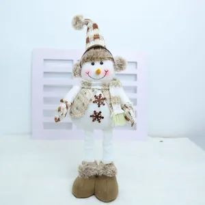 Détail d'un bonhomme de neige de Noël en peluche avec jambes télescopiques et tricot