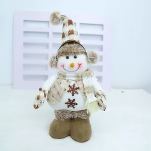 Vue détaillée d'une poupée en peluche bonhomme de neige de Noël avec bonnet tricoté
