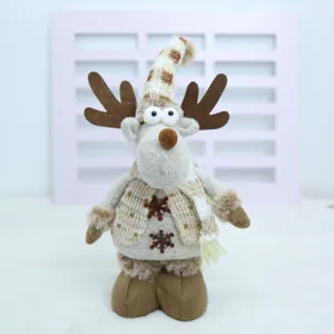 Gros plan d'une poupée en peluche élan de Noël tricotée avec un gilet à flocons de neige