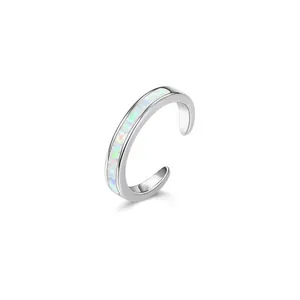 Close-up van S925 zilveren open teenring met een levendige witte opaal inlegwerk.