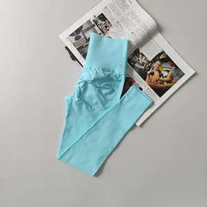 Detailansicht der hellblauen High-Waist Scrunch-Bum Yoga-Leggings auf Fitness-Magazin.