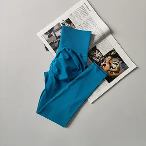 Detailansicht der blaugrünen Yoga-Leggings mit hoher Taille und Push-up-Effekt