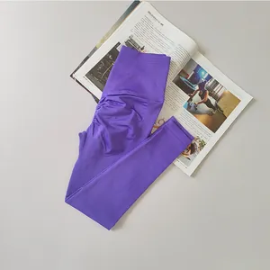 Detaillierte Nahaufnahme lila High-Waist Yoga-Leggings mit geraffter Textur und Stoff