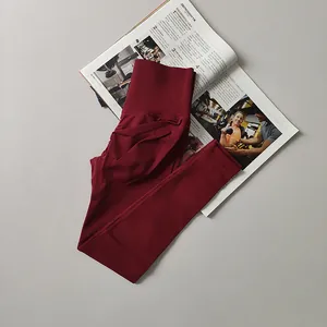 Detailansicht der burgunderroten Yoga-Leggings mit hoher Taille und Push-Up-Effekt