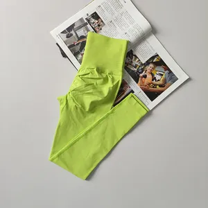Neongrüne Yoga-Leggings mit hoher Taille und Push-up-Effekt auf einem Fitnessmagazin