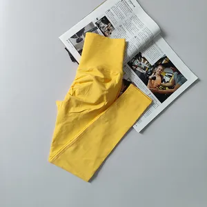 Detailansicht der gelben High-Waist-Yoga-Hose mit Peach-Lift-Effekt auf Magazin.