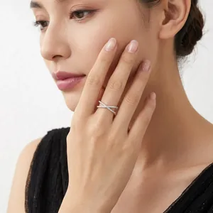 S925 Sterling Silber Moissanit Ring im Kreuz-Design mit ineinandergreifenden Steinen