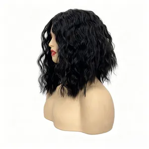 Vue latérale détaillée d'une perruque courte noire bouclée pour femme sur une tête de mannequin
