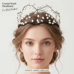 Elegante cerchietto da sposa in rete di cristallo con perle indossato da una modella