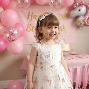 Bambina sorridente che indossa un cerchietto ricamato con unicorno a una festa