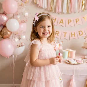 Primo piano di un cerchietto con fenicottero ricamato rosa per festa di compleanno