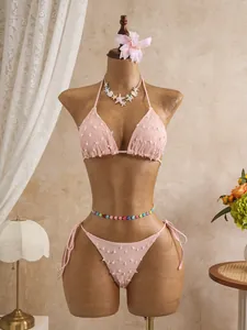 Elegante set bikini strutturato rosa con top allacciato al collo e slip con lacci