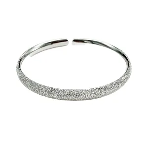 Elegante bracciale a cerchio aperto regolabile in argento satinato effetto stellato