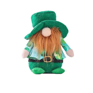 Nain en peluche de la Saint-Patrick avec motifs de trèfle pour décoration intérieure.
