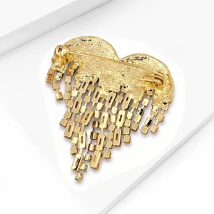 Rückansicht einer goldenen Herz-Quasten-Brosche mit sicherem Nadelverschluss