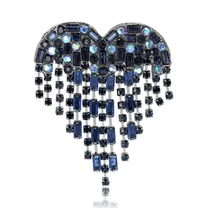 Eleganter herzförmiger Brosche mit blauen Strass-Quasten für edle Modeaccessoires.